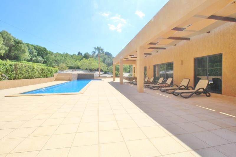 Moradia contemporânea T5 com piscina em lote de 0.5 ha - Lagos