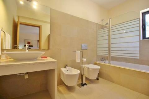 Moradia contemporânea T5 com piscina em lote de 0.5 ha - Lagos