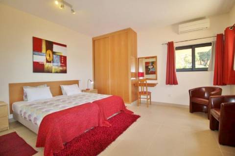 Moradia contemporânea T5 com piscina em lote de 0.5 ha - Lagos