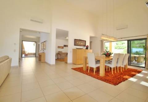 Moradia contemporânea T5 com piscina em lote de 0.5 ha - Lagos