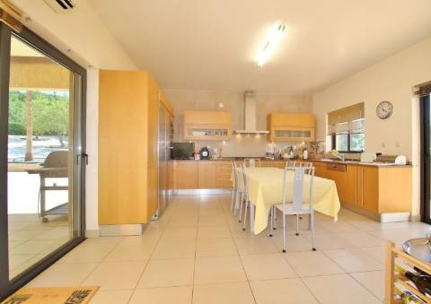 Moradia contemporânea T5 com piscina em lote de 0.5 ha - Lagos