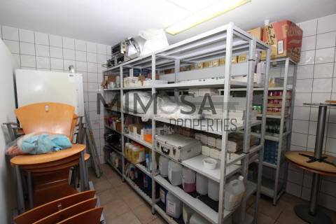 Cafetaria ampla em zona central de Lagos