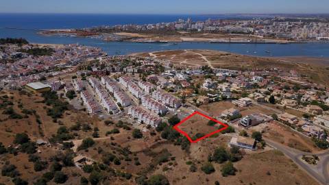 Lotes para construção de 3 moradias geminadas em Ferragudo
