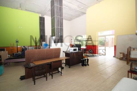 Restaurante amplo e acessível no centro de Ferragudo