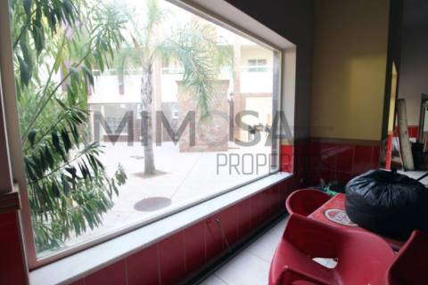 Restaurante amplo e acessível no centro de Ferragudo