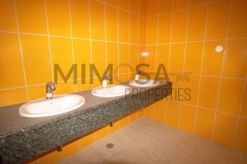 Restaurante amplo e acessível no centro de Ferragudo