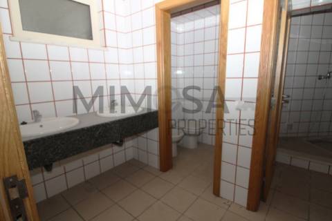 Restaurante amplo e acessível no centro de Ferragudo