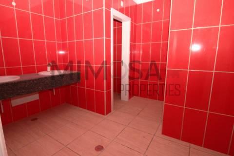 Restaurante amplo e acessível no centro de Ferragudo