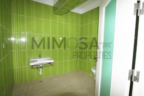 Restaurante amplo e acessível no centro de Ferragudo