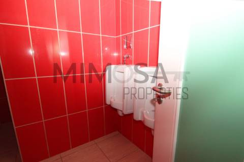 Restaurante amplo e acessível no centro de Ferragudo