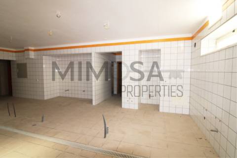 Restaurante amplo e acessível no centro de Ferragudo