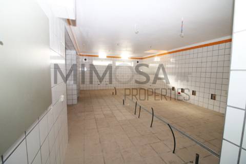 Restaurante amplo e acessível no centro de Ferragudo