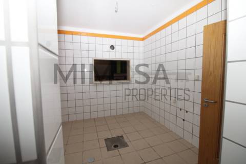 Restaurante amplo e acessível no centro de Ferragudo