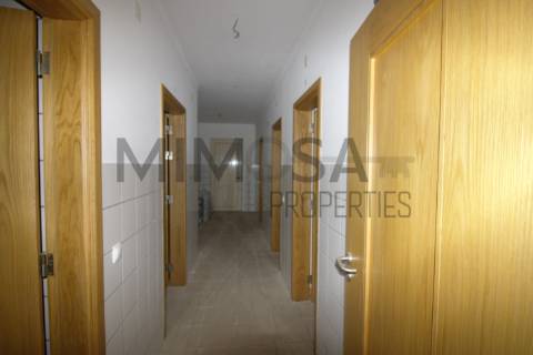 Restaurante amplo e acessível no centro de Ferragudo