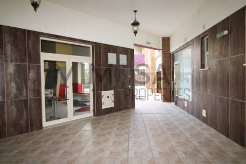 Restaurante amplo e acessível no centro de Ferragudo