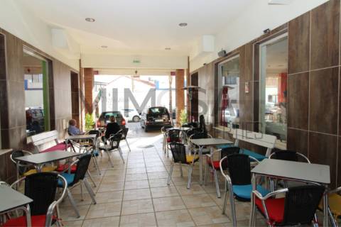 Restaurante amplo e acessível no centro de Ferragudo