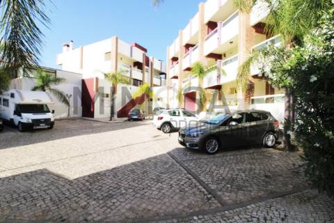 Restaurante amplo e acessível no centro de Ferragudo