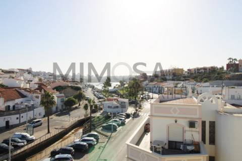 Restaurante amplo e acessível no centro de Ferragudo