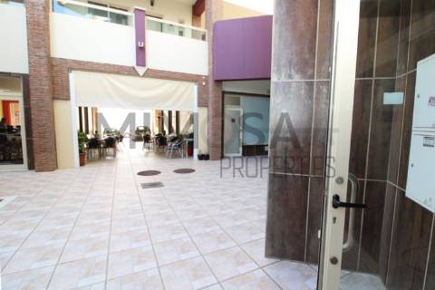 Restaurante amplo e acessível no centro de Ferragudo