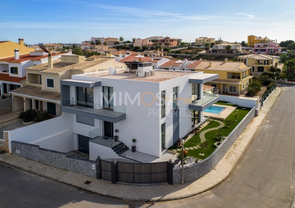 Moradia T3+1 com Piscina em Ferragudo, Algarve - Próxima ao Golfe