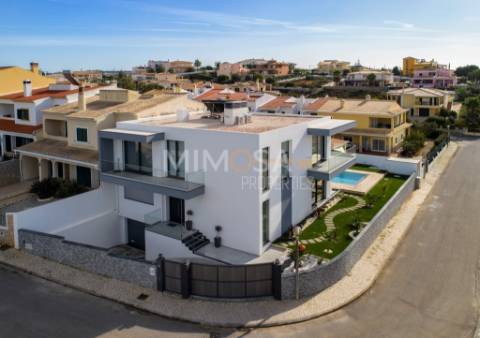 Moradia T3+1 com Piscina em Ferragudo, Algarve - Próxima ao Golfe