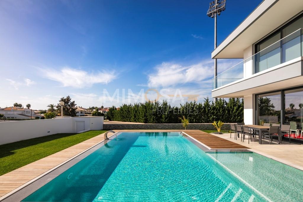 Moradia T3+1 com Piscina em Ferragudo, Algarve - Próxima ao Golfe
