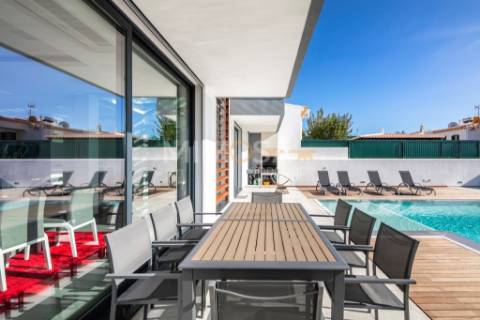 Moradia T3+1 com Piscina em Ferragudo, Algarve - Próxima ao Golfe