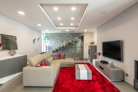 Moradia T3+1 com Piscina em Ferragudo, Algarve - Próxima ao Golfe