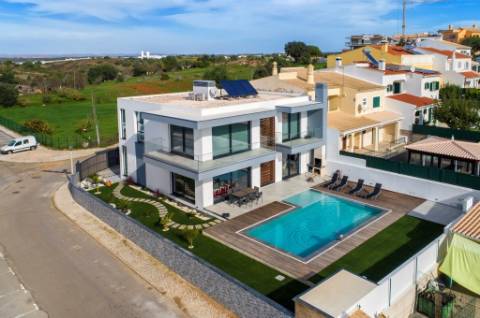 Moradia T3+1 com Piscina em Ferragudo, Algarve - Próxima ao Golfe