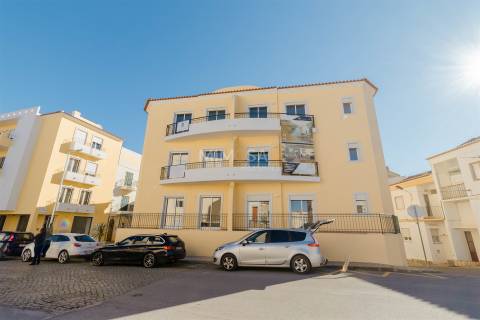 T2 Renovado com Varandas e Garagem em Lagos