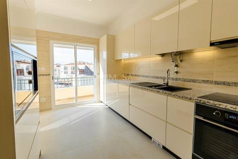 T2 Renovado com Varandas e Garagem em Lagos