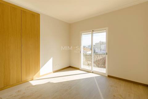 T2 Renovado com Varandas e Garagem em Lagos