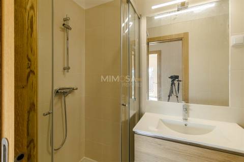 T2 Renovado com Varandas e Garagem em Lagos