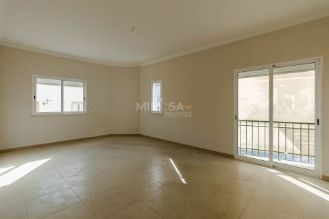 T2 Renovado com Varandas e Garagem em Lagos