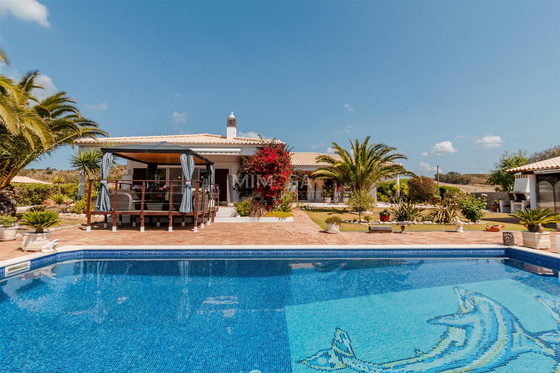 Moradia T3+1 com piscina, garagem, 3,6 ha de terreno - Bensafrim