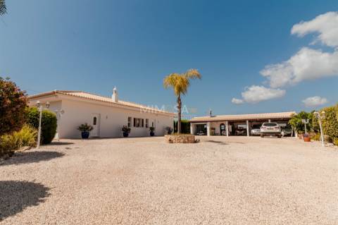 Moradia T3+1 com piscina, garagem, 3,6 ha de terreno - Bensafrim