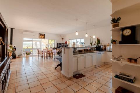 Moradia T3+1 com piscina, garagem, 3,6 ha de terreno - Bensafrim