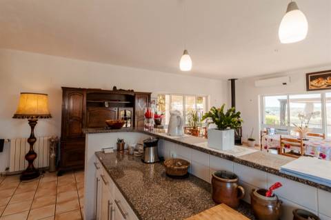 Moradia T3+1 com piscina, garagem, 3,6 ha de terreno - Bensafrim