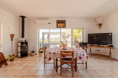 Moradia T3+1 com piscina, garagem, 3,6 ha de terreno - Bensafrim