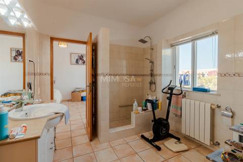 Moradia T3+1 com piscina, garagem, 3,6 ha de terreno - Bensafrim