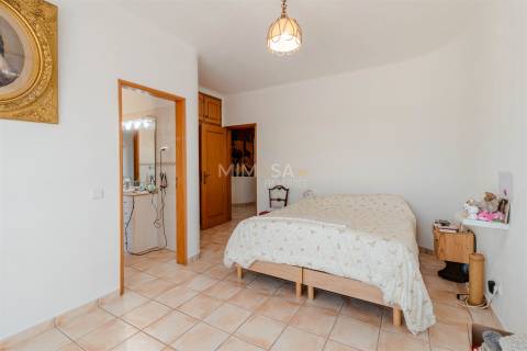 Moradia T3+1 com piscina, garagem, 3,6 ha de terreno - Bensafrim