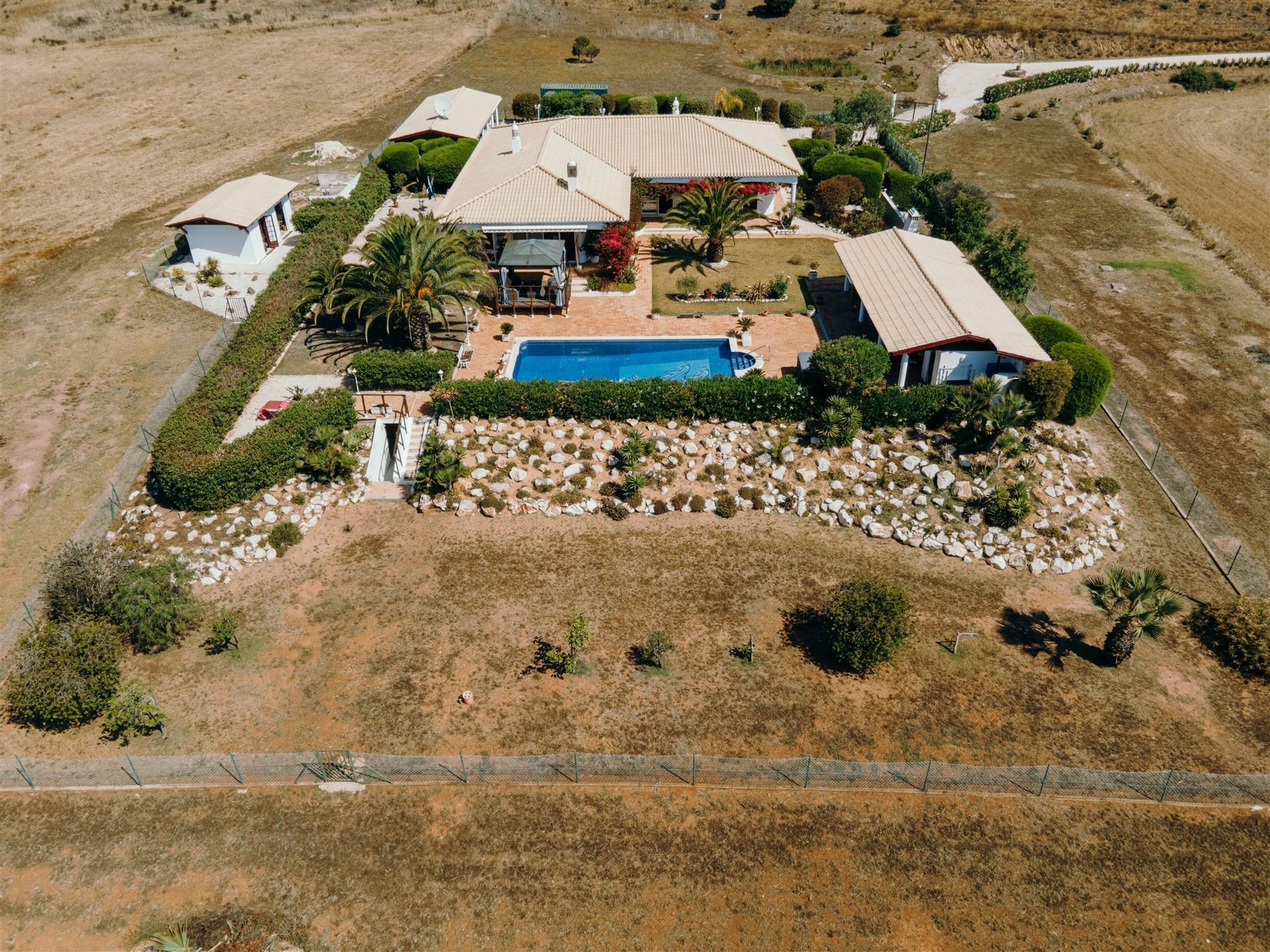 Moradia T3+1 com piscina, garagem, 3,6 ha de terreno - Bensafrim