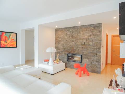 Bonita moradia T4 com piscina, jardim e a garagem, Centro de Lagos