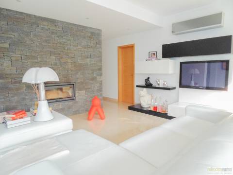 Bonita moradia T4 com piscina, jardim e a garagem, Centro de Lagos