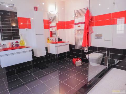 Bonita moradia T4 com piscina, jardim e a garagem, Centro de Lagos