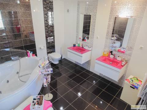 Bonita moradia T4 com piscina, jardim e a garagem, Centro de Lagos