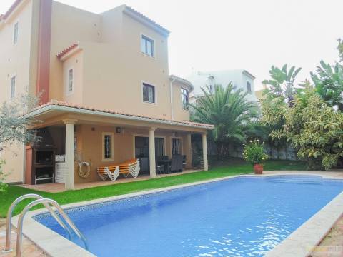 Bonita moradia T4 com piscina, jardim e a garagem, Centro de Lagos