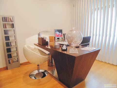 Bonita moradia T4 com piscina, jardim e a garagem, Centro de Lagos