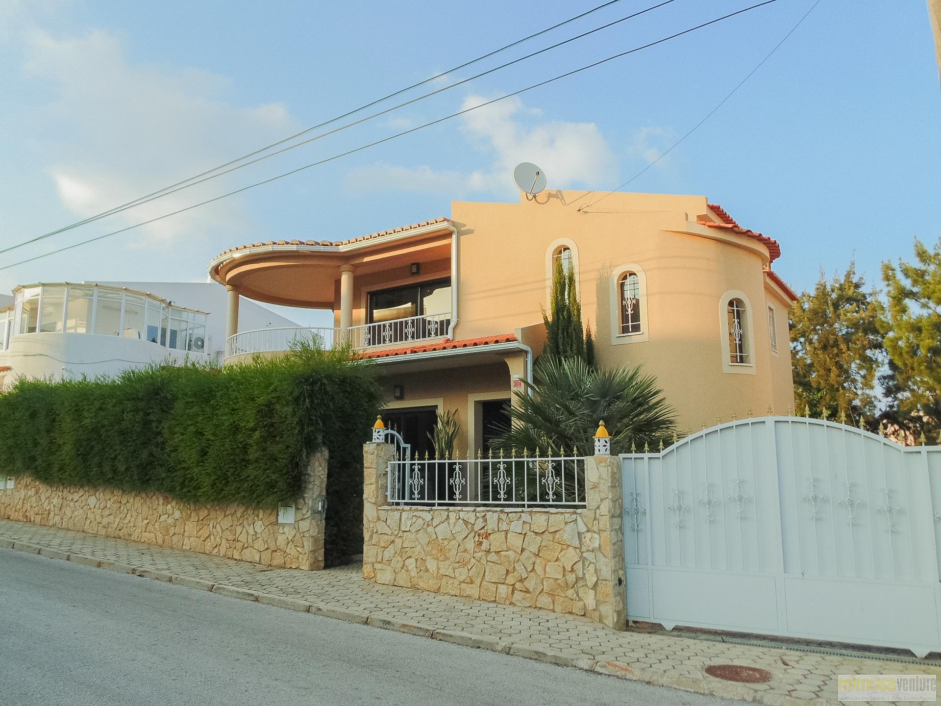 Moradia T4 com piscina, jardim e a garagem no Centro de Lagos