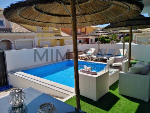 Moradia moderna t3 com piscina e perto da praia em Burgau, Lagos